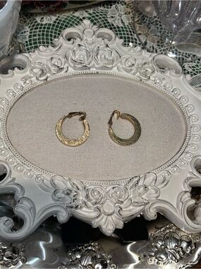 Avon “Dramatic Texture” Wedge Earrings
